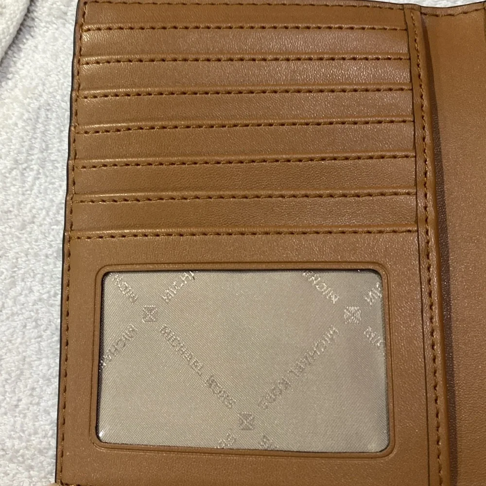 Michael Kors Jet Set Passport/Card Holder/Wallet - Picture 4 of 8